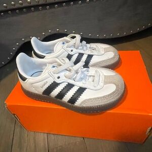 Adidas sneaker size 4